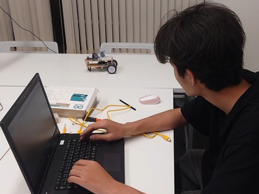 PCでプログラミングに取り組む四ツ谷校生徒の様子